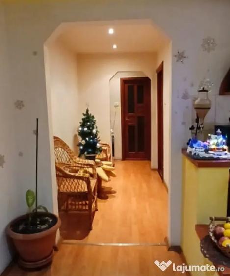 Apartament cu 3 camere decomandat în Aradului
