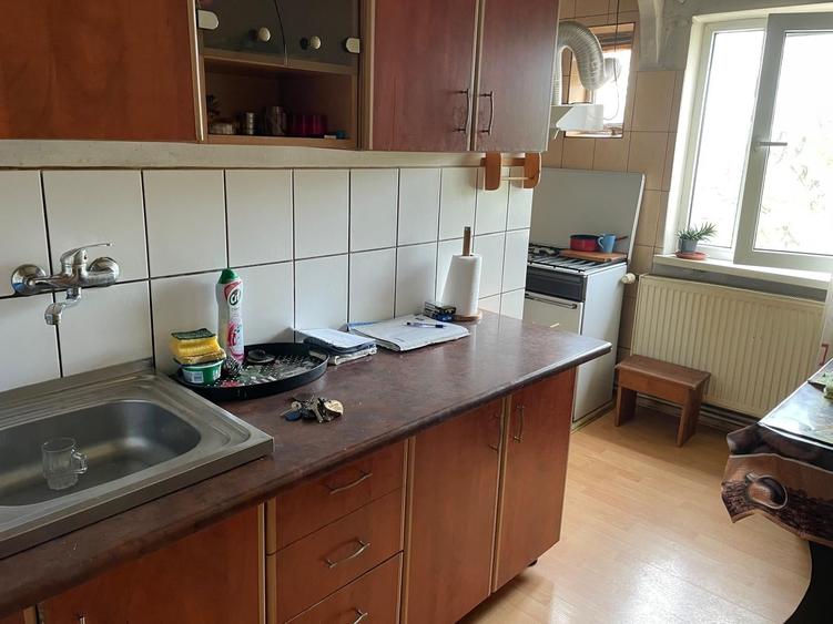 Apartament cu 3 camere decomandat, mobilat în Păcii