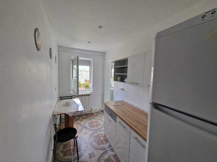 Apartament cu 3 camere semidecomandat în Mioriței