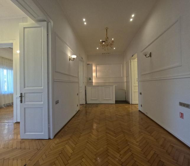Casă individuală cu 6 camere cu Canalizare în Ultracentral