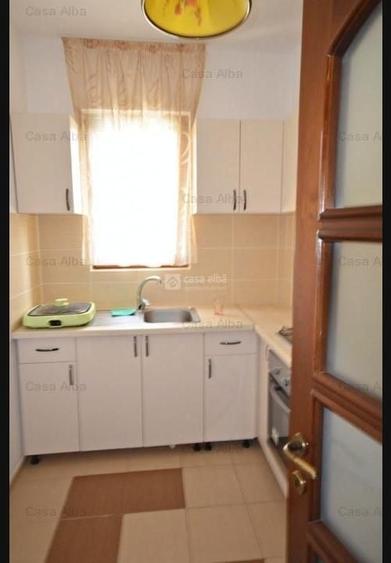 Apartament cu 3 camere decomandat, mobilat în Central