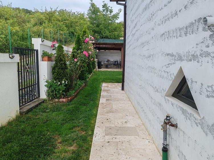 Duplex cu 5 camere cu Canalizare în Viișoara