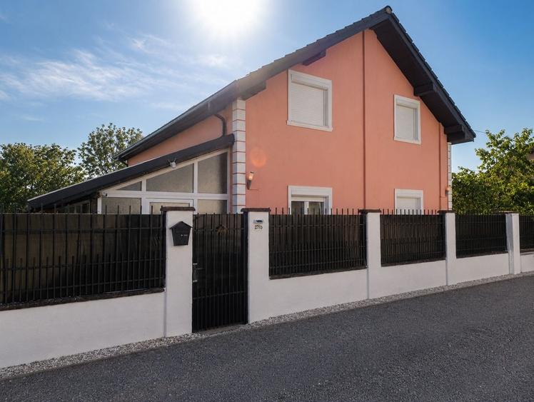 Casă cu 4 camere în Utvin