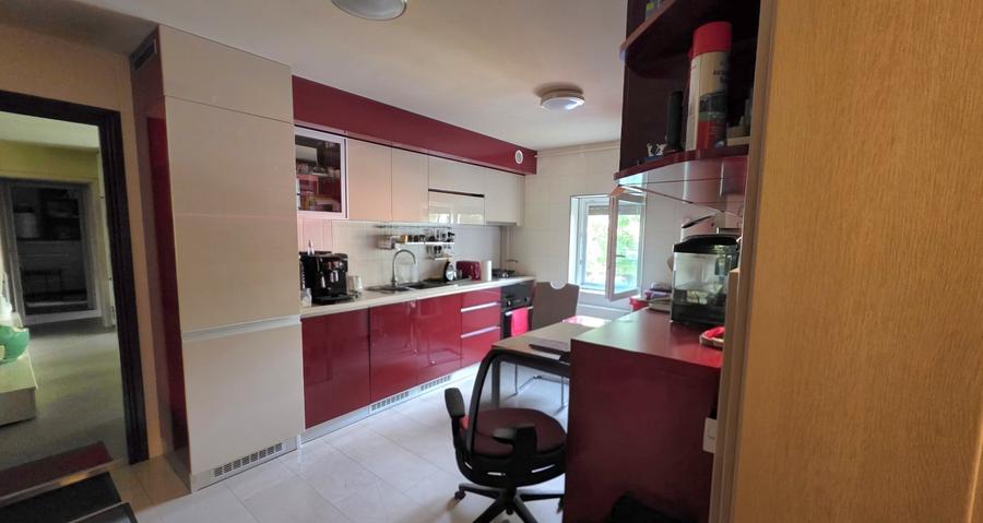 Apartament cu 3 camere semidecomandat, mobilat în Complex Studențesc