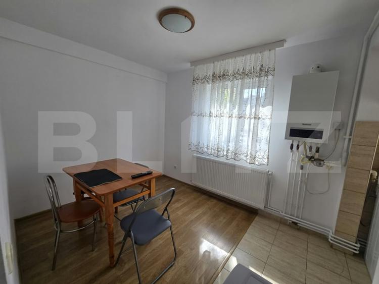 Apartament cu 3 camere semidecomandat, mobilat în Central