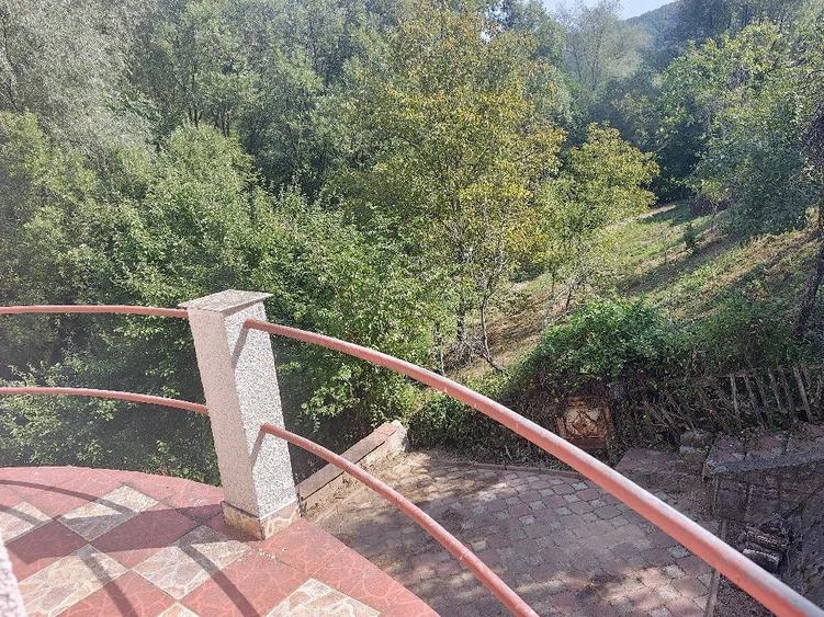 Casă cu 5 camere cu Teren 1000 Mp în Dealu Mic