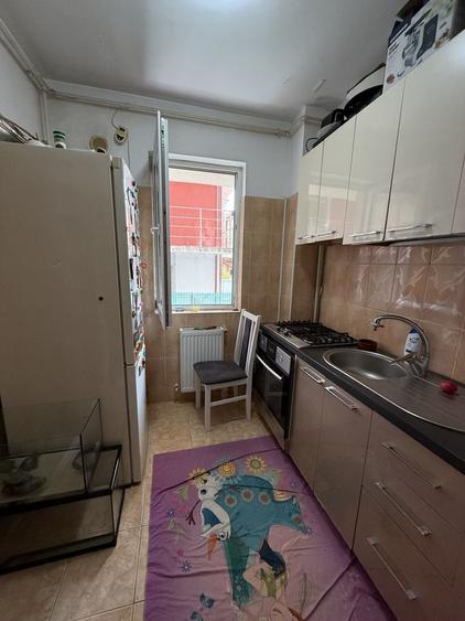 Apartament cu 3 camere decomandat în Giurgiului