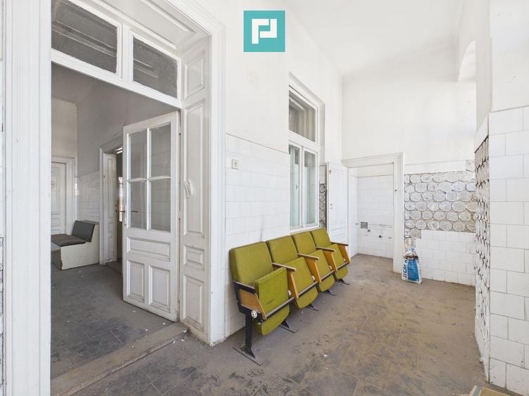 Casă individuală cu 15 camere cu Canalizare în Central