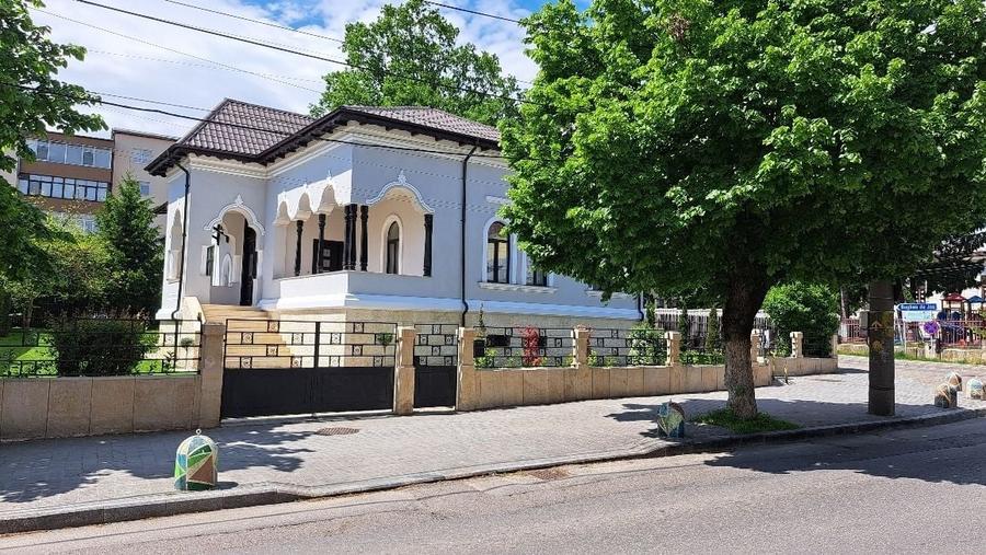 Casă individuală cu 5 camere cu Canalizare în Central
