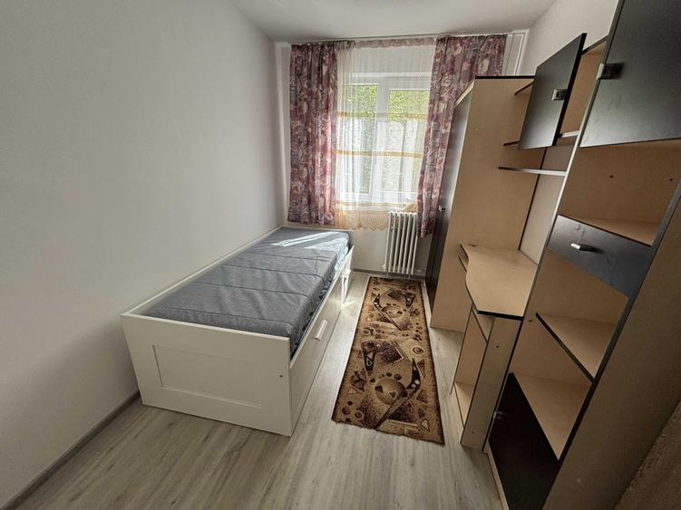 Apartament cu 3 camere semidecomandat în Dacia
