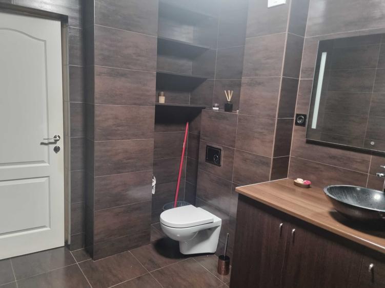Apartament cu 3 camere semidecomandat în Florești