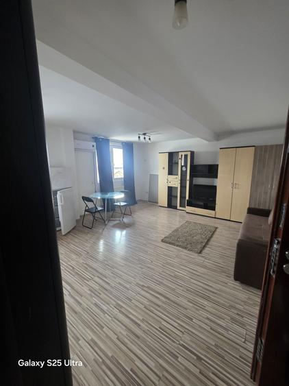 Garsonieră decomandată în Roșu