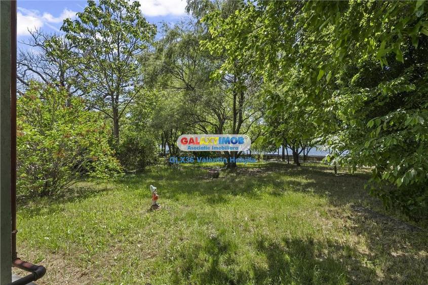 Casă cu 8 camere cu Teren 1900 Mp în Lacul Tei