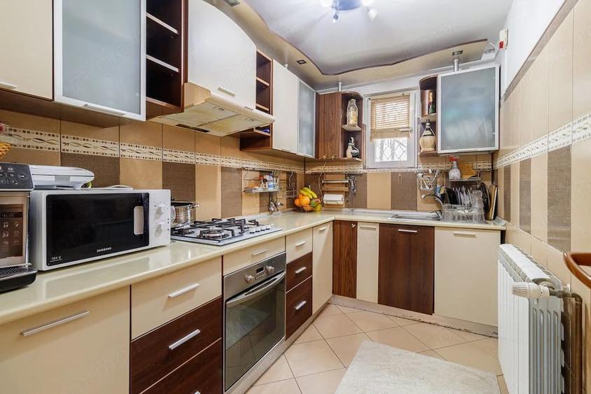 Casă cu 7 camere cu Teren 2000 Mp în Periș