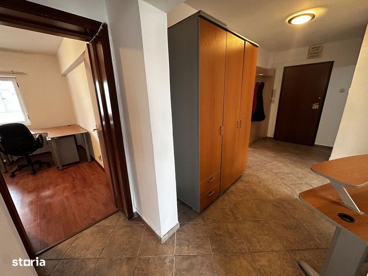 Apartament cu 3 camere semidecomandat, mobilat în Văcăresti