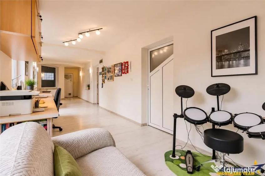 Casă cu 5 camere cu Teren 343 Mp în Florilor
