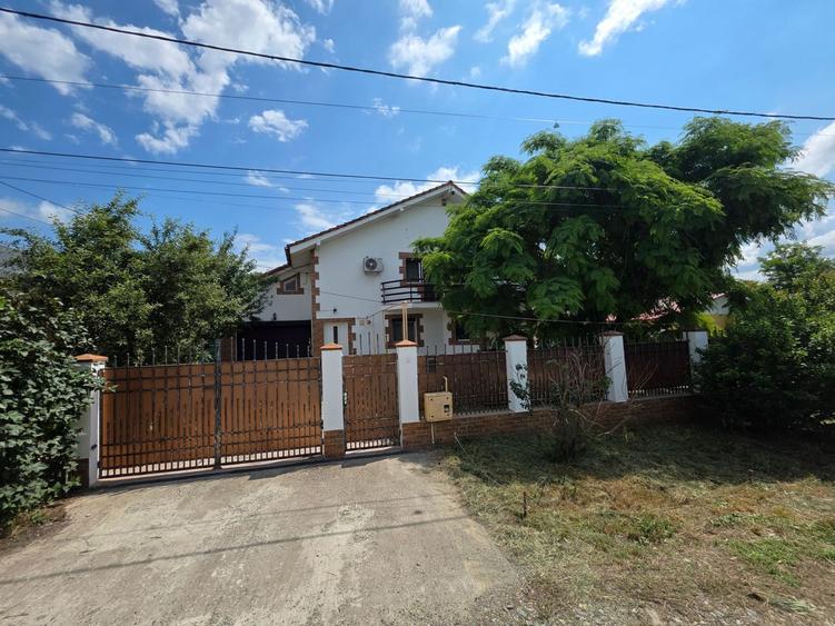 Casă individuală cu 5 camere cu Canalizare în Amara