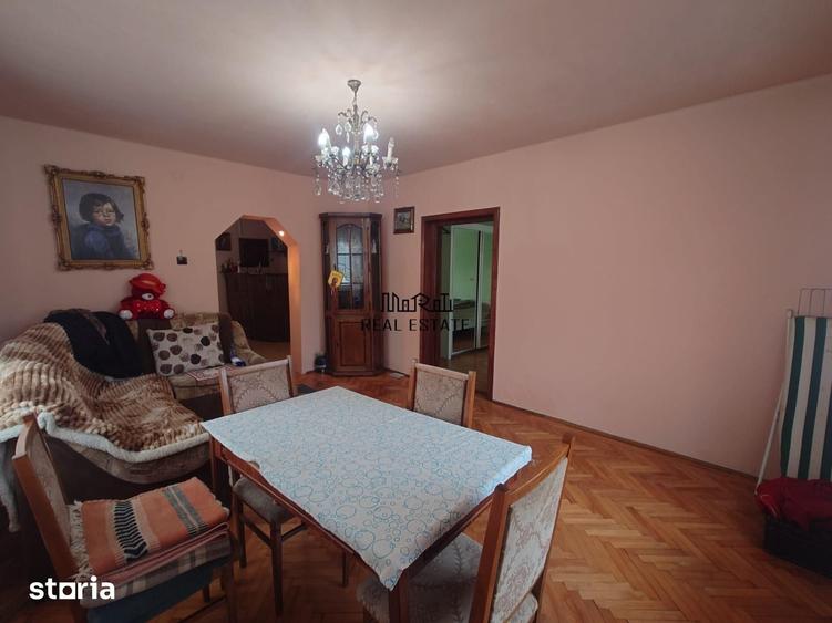 Casă cu 9 camere cu Teren 2339 Mp în Central