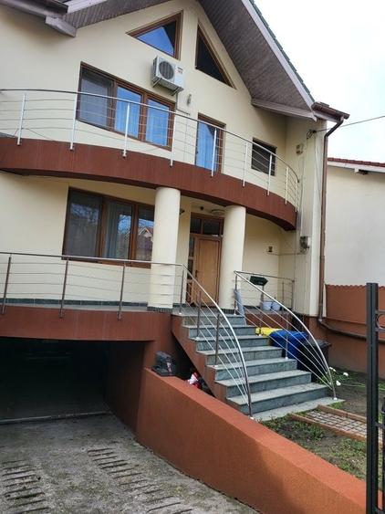 Casă individuală cu 12 camere cu Teren 350 Mp în Central
