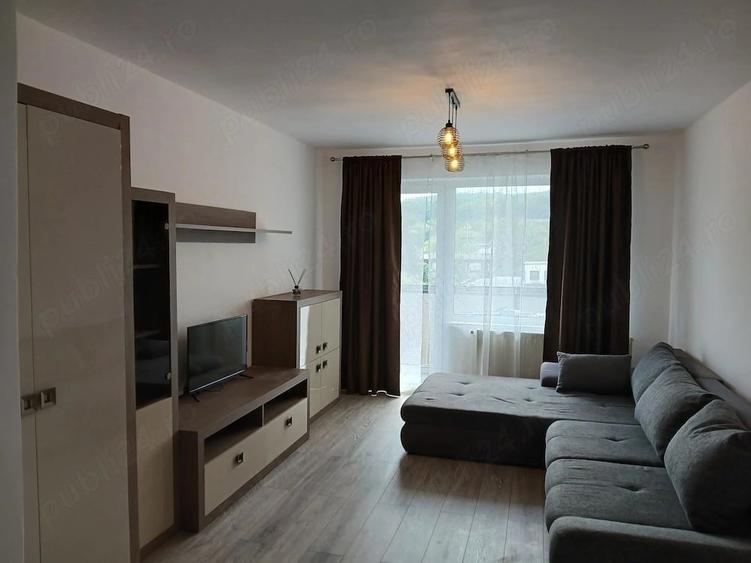 Apartament cu 3 camere decomandat în Corina