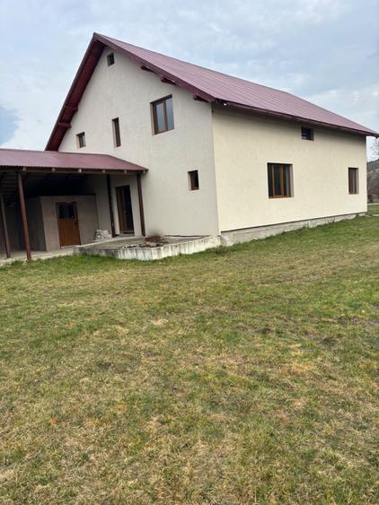 Casă cu 4 camere în Crăciunești