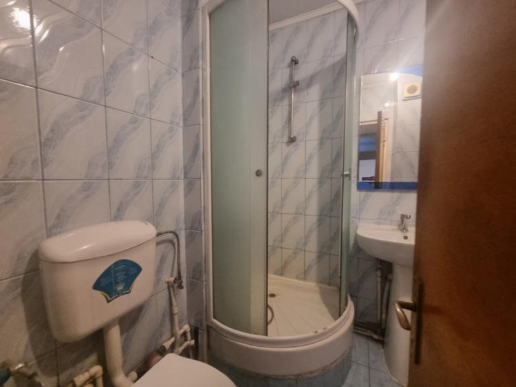 Apartament cu 4 camere semidecomandat în Moșilor