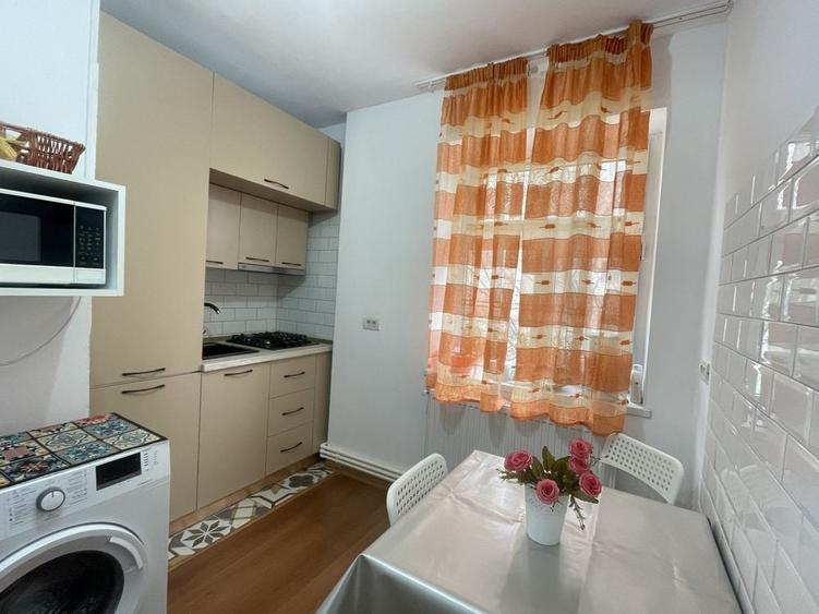 Apartament cu 4 camere semidecomandat în Central