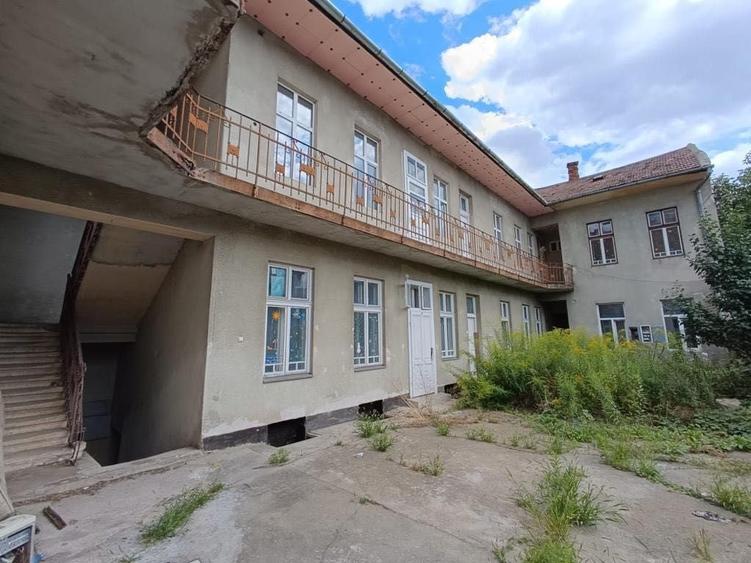 Casă cu 4 camere în Exterior Vest