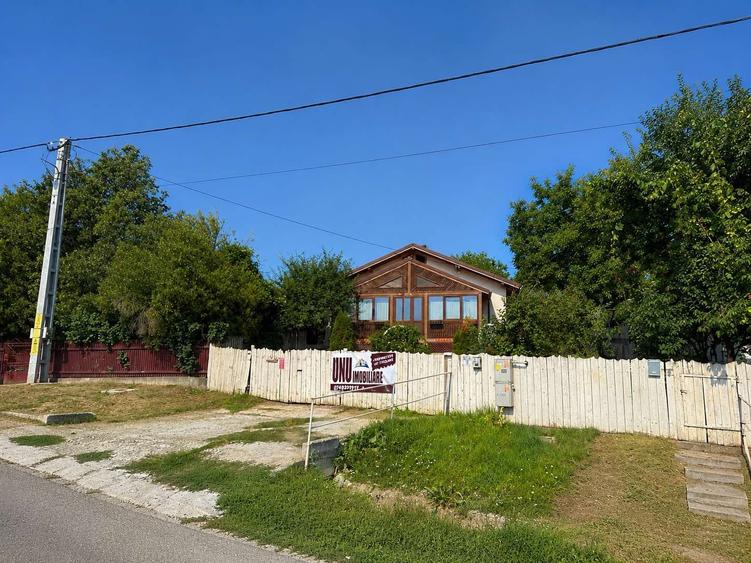 Casă individuală cu 4 camere cu Teren 1330 Mp în Central