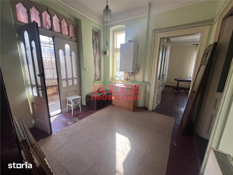 Casă cu 5 camere cu Teren 1623 Mp în Central