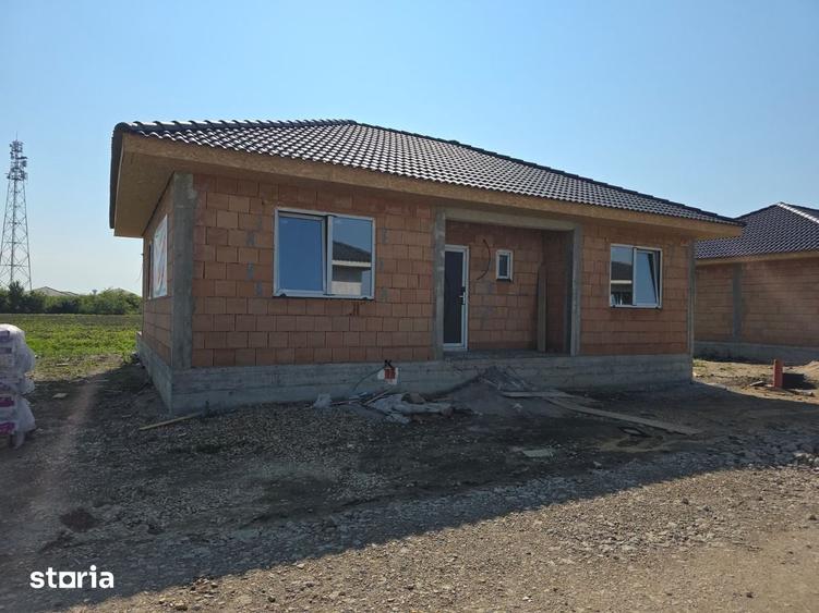 Casă cu 4 camere cu Teren 1200 Mp în Păulești