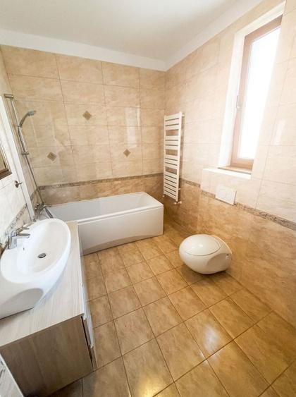 Apartament cu 4 camere decomandat în Primăverii