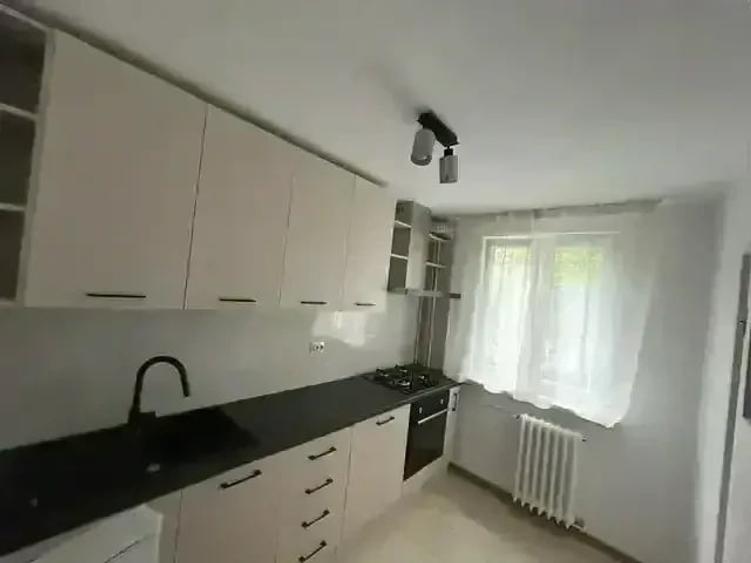 Apartament cu 3 camere decomandat în Drumul Taberei