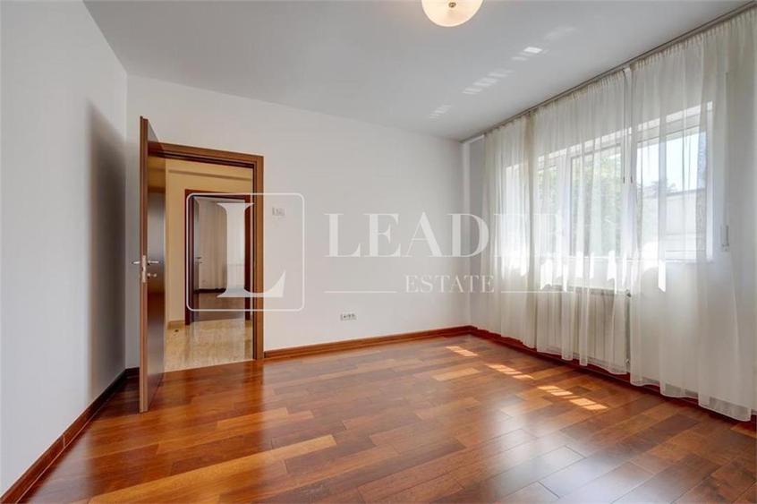 Apartament cu 4 camere semidecomandat, mobilat în Dacia