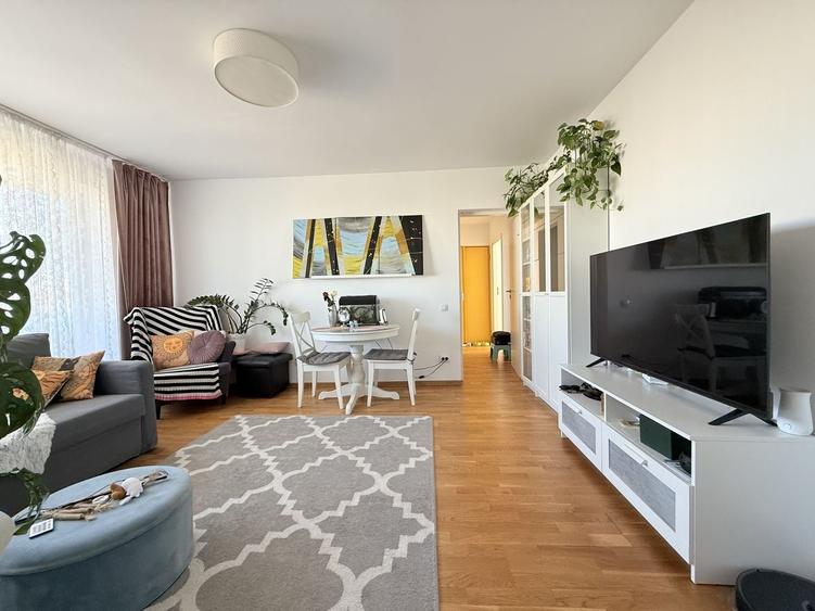 Apartament cu 3 camere semidecomandat, mobilat în Drumul Taberei