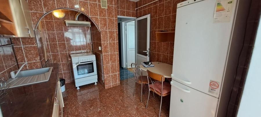Apartament cu 3 camere decomandat, mobilat în Nicolina