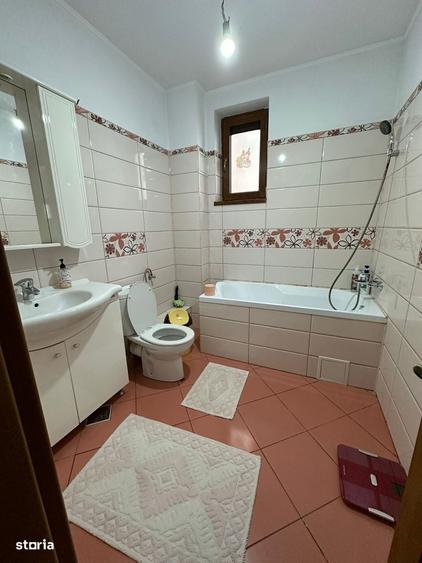 Casă cu 4 camere în Roșu