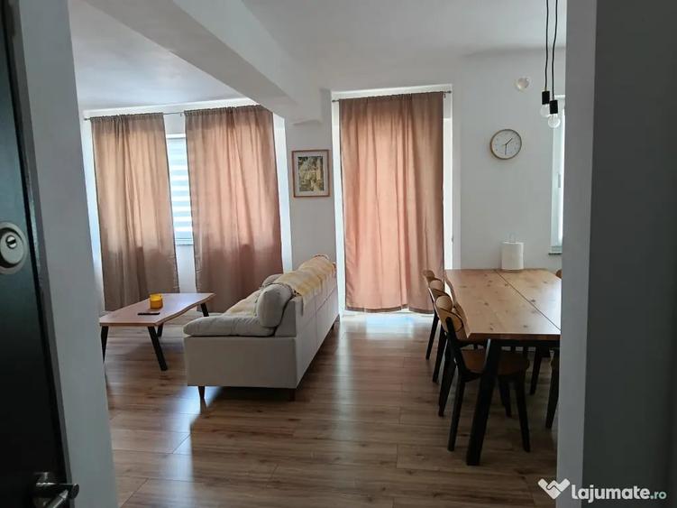 Apartament cu 3 camere decomandat în Central