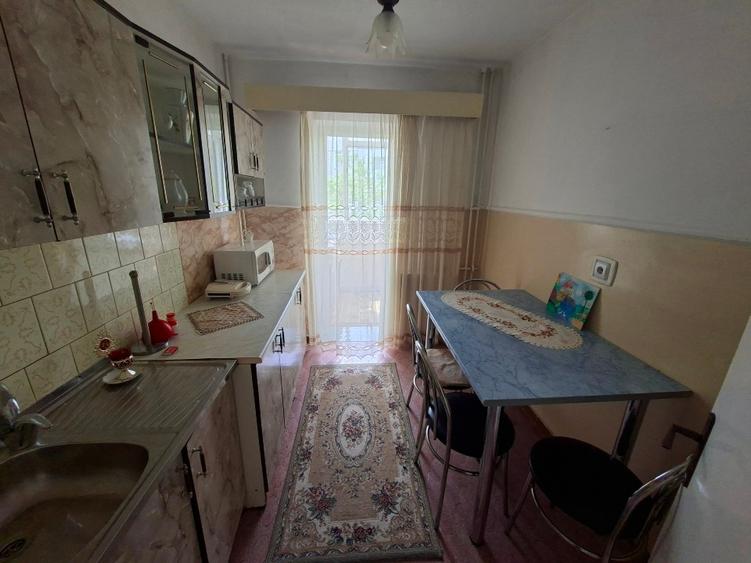 Apartament cu 3 camere decomandat, mobilat în Cantacuzino