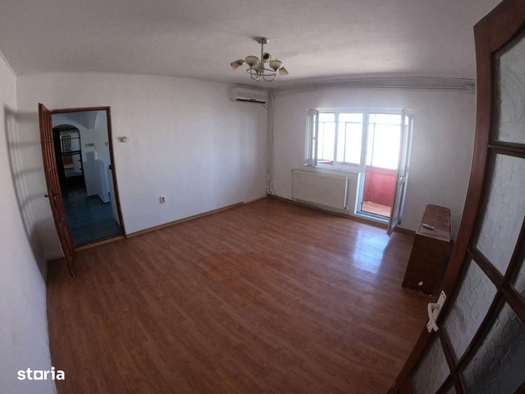 Apartament cu 3 camere semidecomandat în Tineretului