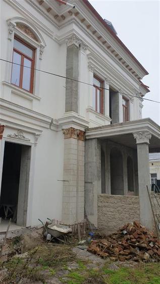 Casă individuală cu 10 camere cu Teren 466 Mp în Apollo