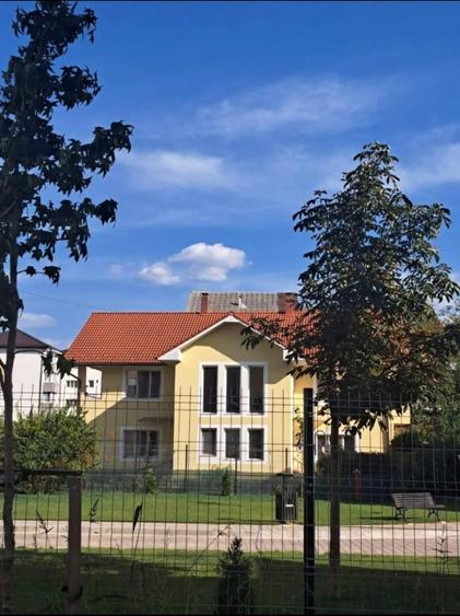 Casă individuală cu 9 camere cu Canalizare în Central