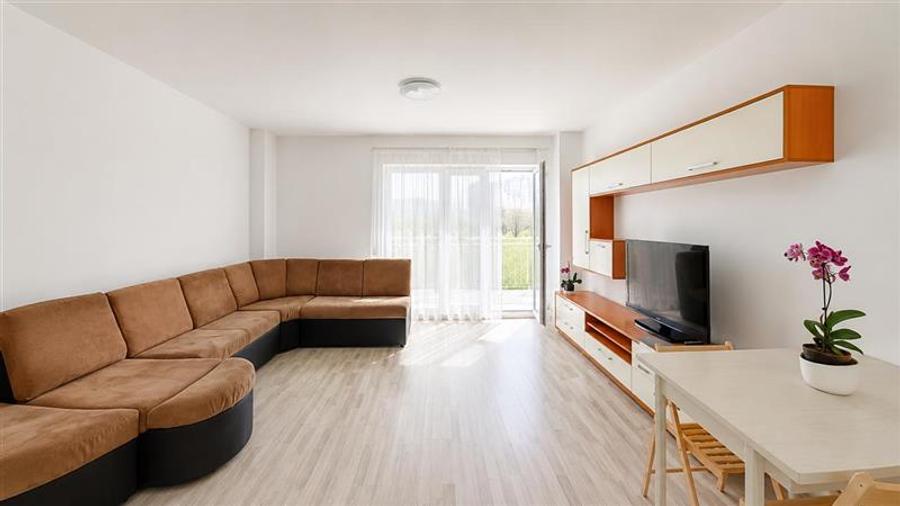 Apartament cu 3 camere decomandat, mobilat în Tractorul