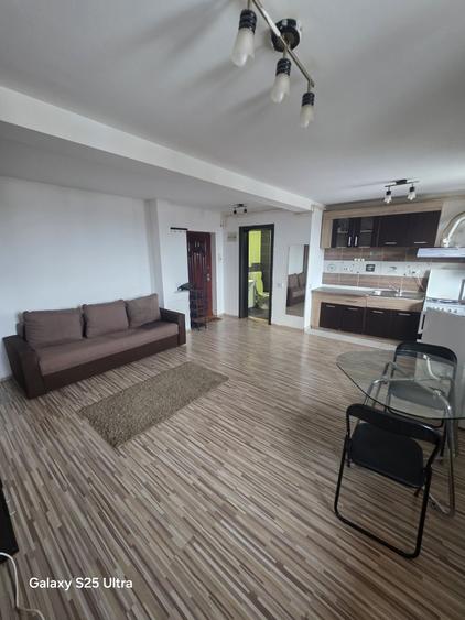 Garsonieră decomandată în Roșu
