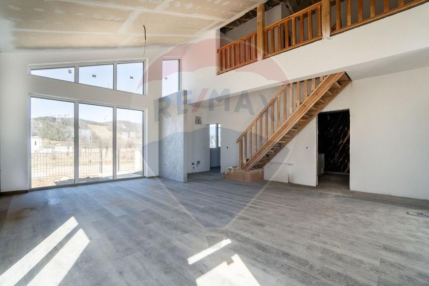 Casă individuală cu 5 camere cu Teren 800 Mp în Hărman