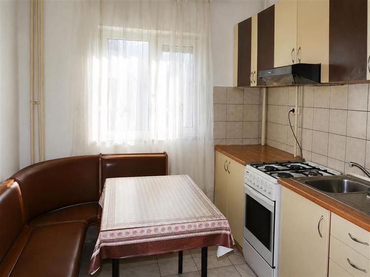 Apartament cu 3 camere decomandat în Calea București