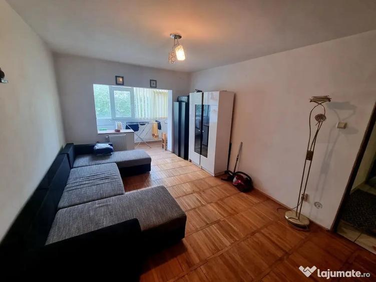 Apartament cu 4 camere decomandat în Est