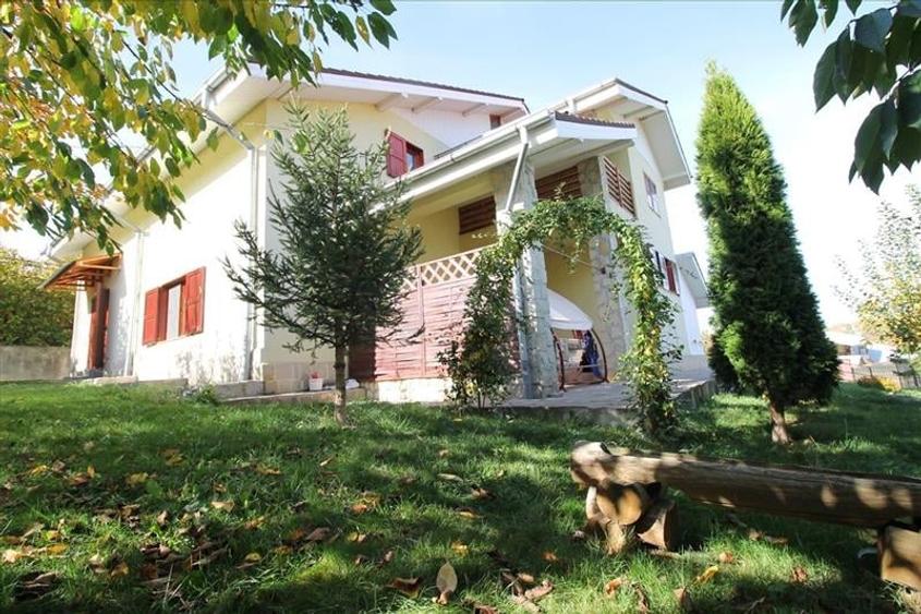 Casă individuală cu 6 camere cu Canalizare în Est