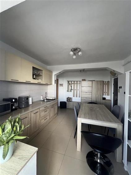 Apartament cu 3 camere semidecomandat, mobilat în Circumvalațiunii