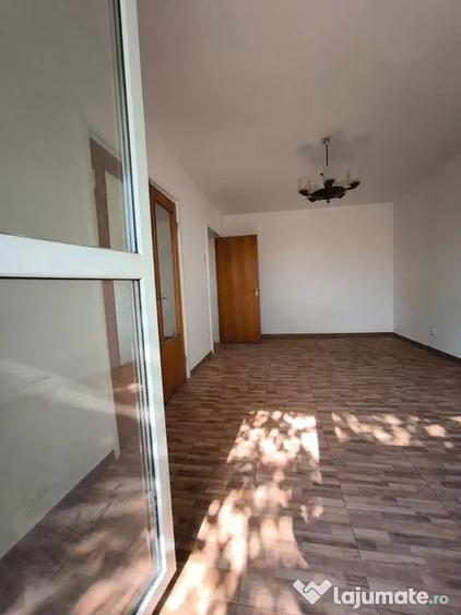 Apartament cu 3 camere decomandat în Drumul Taberei